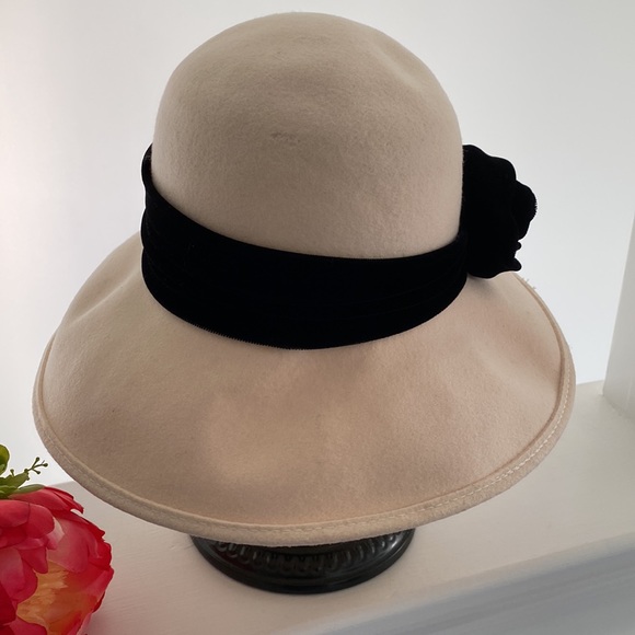 TinaLuxe Wool Hat. Cream with Black Velvet Band with Flower - Picture 4 of 9